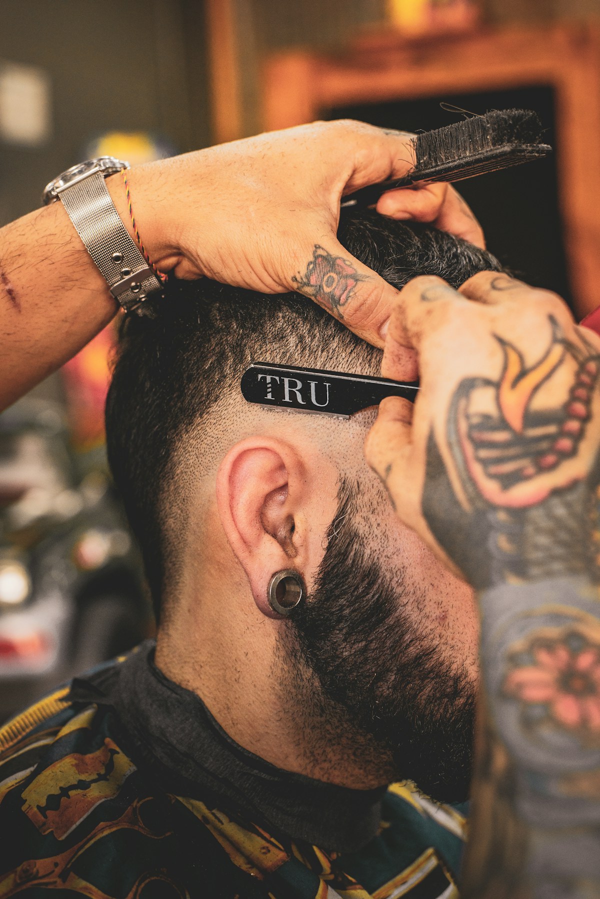 Referência editorial de cuidado com corte e barba