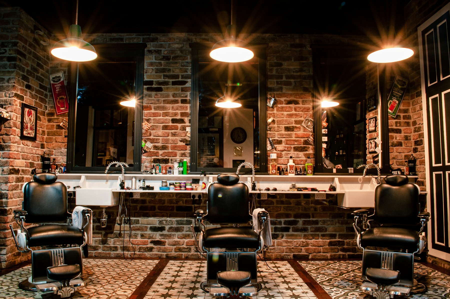 Interior de barbearia contemporânea com cadeiras de couro e iluminação quente